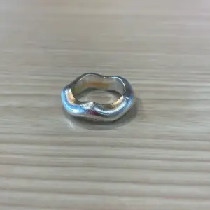 En trendig unik silver ring från Syster P. Modell: Syster P Bolded Wavy Ring Shiny Silver. Nypris: 1199 kr