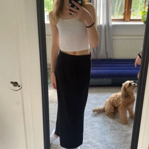 Svart kjol💕 - Säljer svart tajt kjol för den är för kort för mig💗 storlek xs från Vero Moda. 