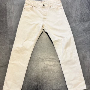 Jack & Jones jeans ”off white” - Säljer dessa Jack & Jones jeans då de ej kommer till användning, passar alla stilar. Bra kvalite.