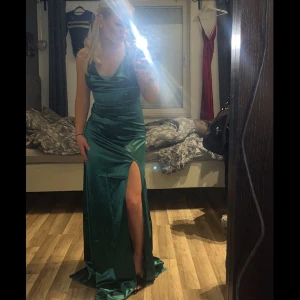 Mörkgrön balklänning - Jättefin mörkgrön balklänning som är helt ny, endast testad. Har hittat en annan balklänning som jag gillar mer och det har gått för lång tid så kan inte returnera därav säljer jag den💃💚skriv privat om du vill ha fler bilder eller om du undrar över något💚
