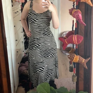 Ursnygg klänning från H&M! - Prislapp kvar, aldrig använd.