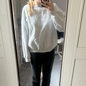 Sweater - Grå tröja perfekt till vardags eller träning✨Små fläckar som knappt syns de bild 3