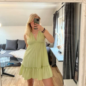 Grön klänning - Jättehärlig grön klänning med öppen rygg, köpt här på Plick och endast testad. Säljer då den inte kommer till användning. Mer mildare grön än vad det syns på bild 