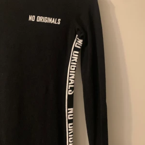 Tight svart klänning  - Svart klänning med text ”No originals” i vit vid båda sidorna av klänningen. Och vid vänster bröst. Sitter tight och snyggt på och visar kurvorna, använts ca 2/3 gånger.