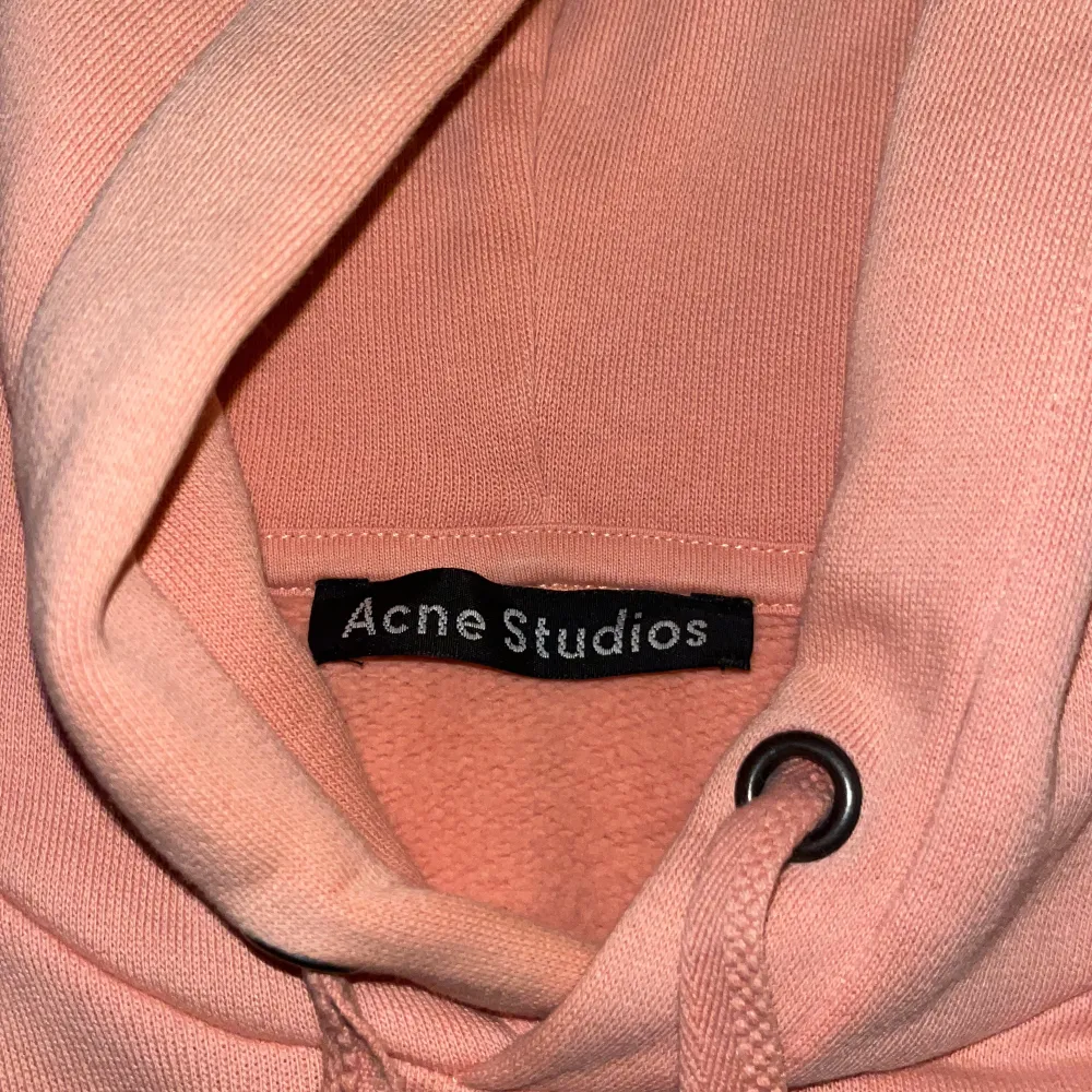 Hej! Säljer en jättefin hoodie från Acne i storlek XS💕 Säljer då den är för liten för mig! Nypris är ca 3500kr. Använd fåtal gånger så väldigt bra skick!✨frakt ingår inte i priset. Kan även mötas upp i Stockholm🫶. Hoodies.