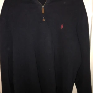 Half zip  - Polo Ralph Lauren Half zip. Köpt nyligen och säljer pga inte min storlek.Tröjan har inga skador.