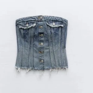 Zara jeans topp - Säljer min oanvända jeanstopp ifrån zara , stl S . Jättefin och trendig!!💘💘💘köpt för 330 säljer för 200