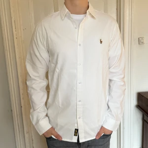 Ralph Lauren Skjorta - Ralph Lauren skjorta i nästintill nytt skick, 9/10. Nypris: 1599 kr. Storlek: L, passar L och M. 