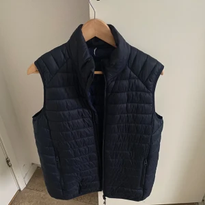 Marinblå väst  - Marinblå väst köpt i Spanien på Springfield för 600kr säljes för 250 kr använd tre gånger som ny