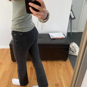 Bootcut jeans - Lägger ut mina svarta bootcut jeans från Kappahl då de blivit för korta och ej kommer till användning. Storlek 158 men passar på mig som har 34 i ginas jeans och jag är ca 165-166cm💞 perfekt om man letar efter lite billigare jenas💸