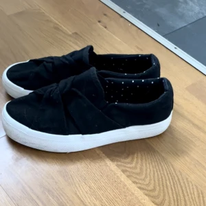 Svart/vita skor 🖤🤍 - Hej! Säljer dessa fina skor från Zalando😊dom är i mycket bra skick är perfekta inför våren/sommaren.💞