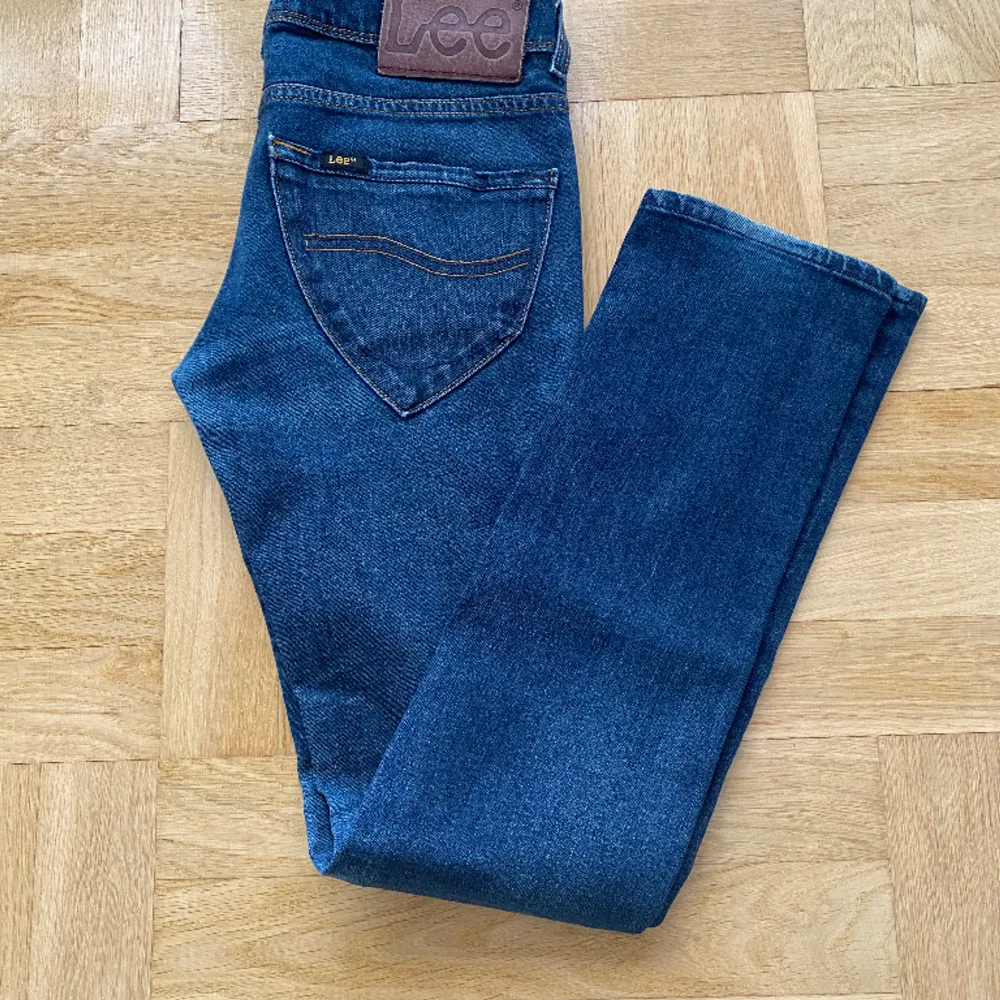 Säljer dessa jeans då dom är för små för mig, bra skick o inga defekter. Är väldigt öppen för prisförslag så om priset inte passar dig lägg gärna ett prisförslag🫶🏻💘 skriv vid andra frågor🫶🏻. Jeans & Byxor.