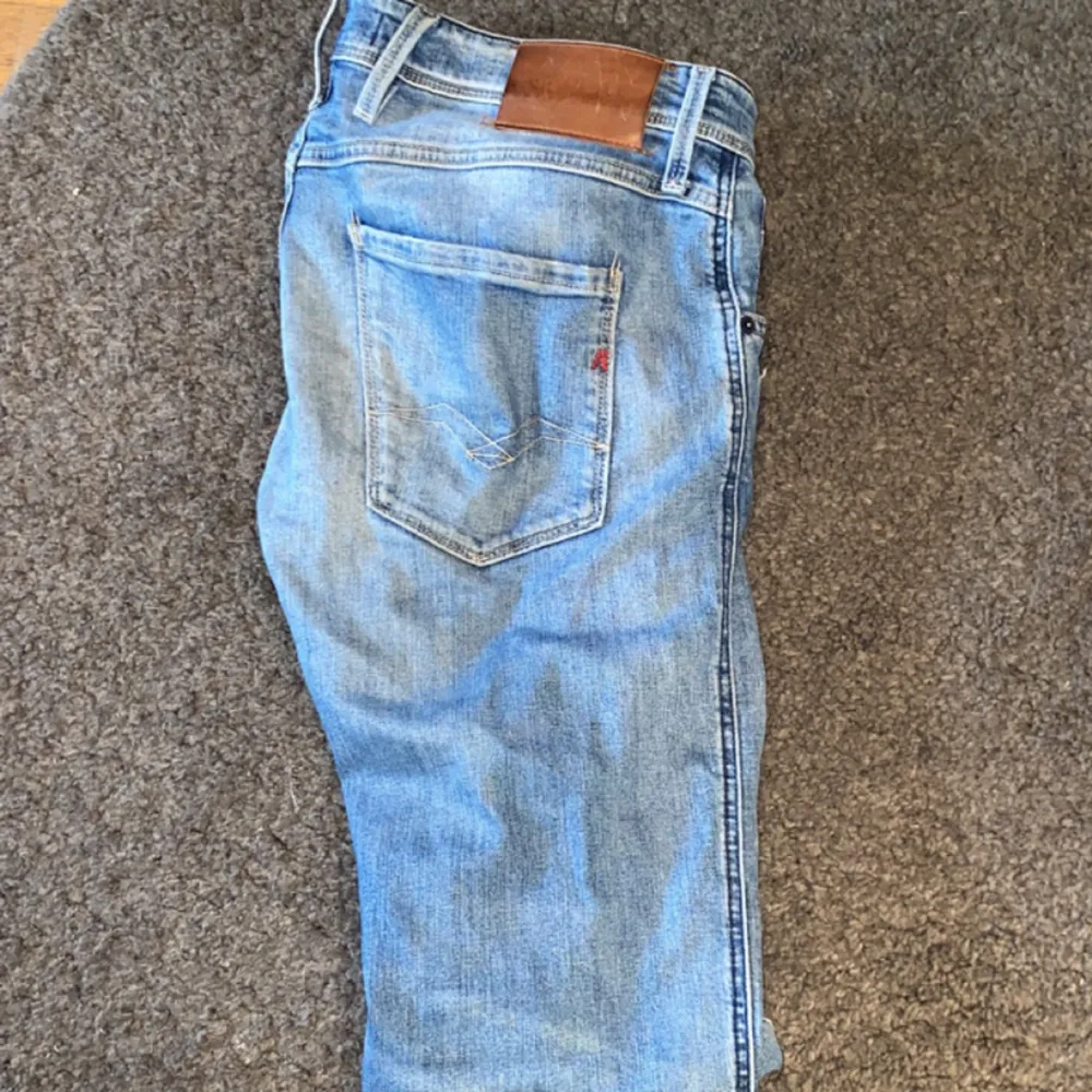 Säljer dessa riktigt feta Replay jeans i modellen anbass slimfit 🙌🏼 Nypris ligger på runt 2000 men mitt pris är 599. Skick: 9/10. Skriv vid fler funderingar 🙌🏼. Jeans & Byxor.