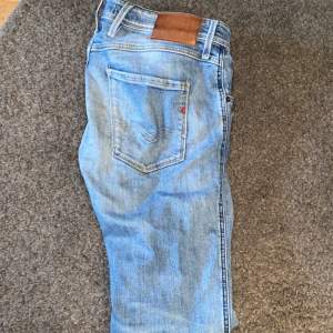 Säljer dessa riktigt feta Replay jeans i modellen anbass slimfit 🙌🏼 Nypris ligger på runt 2000 men mitt pris är 599. Skick: 9/10. Skriv vid fler funderingar 🙌🏼