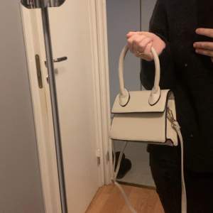 vit handväska, köpt i spanien för 450 säljer för 199