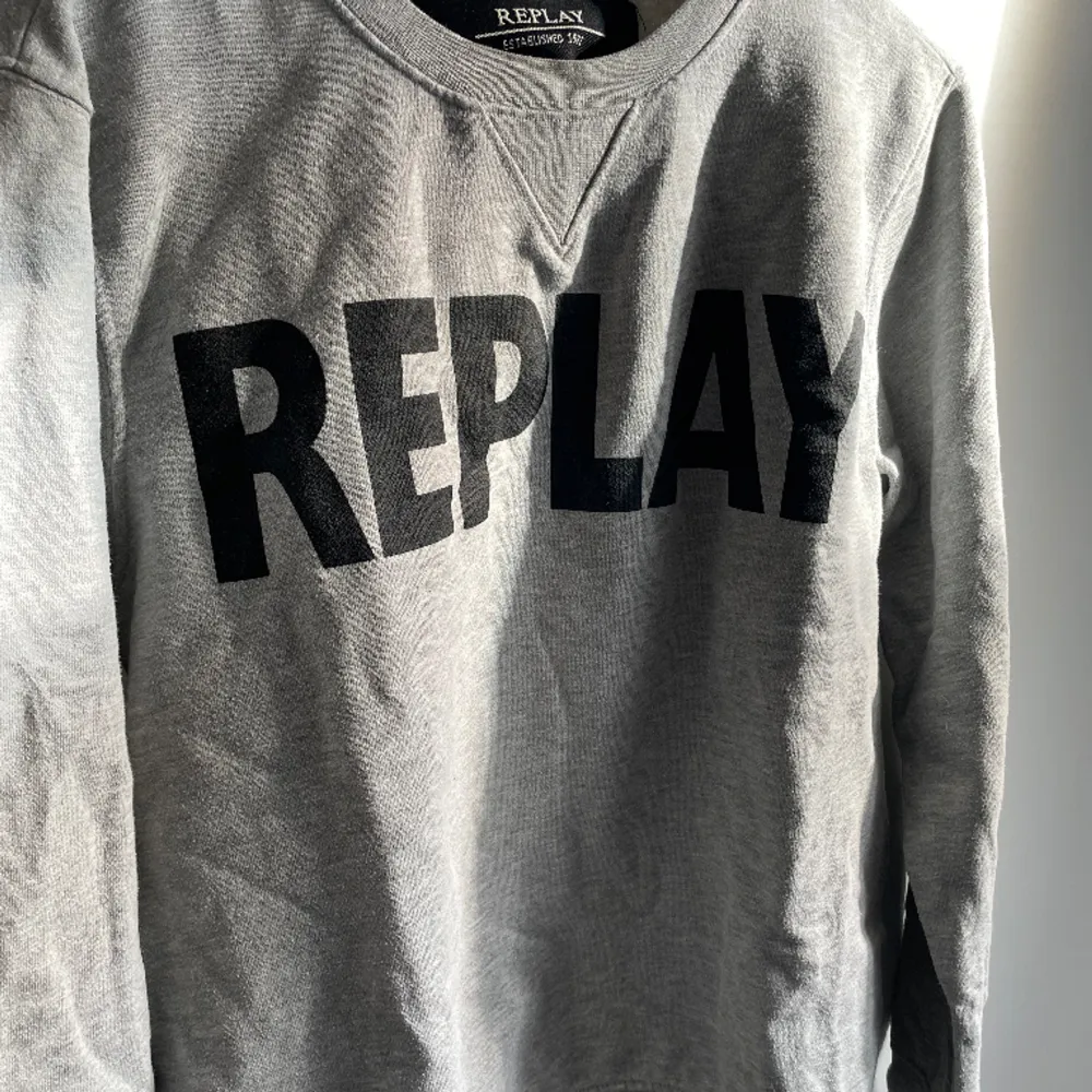 Säljer denna swetshirt från replay i väldigt bra skick, hittar inte riktigt storleken men skulle säga S/M. Tröjor & Koftor.