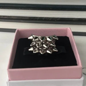 Edblad ring - Säljer den populära Edblad peak ringen i silver. I strl s.  Skitsnygg!!