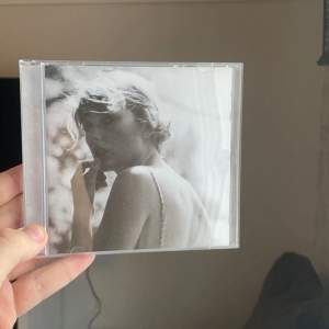 Folklore (Limited Edition Version) cd av Taylor Swift (2020) Bra skick 💕 Spelad en gång 🤍(skriv i chat först innan köp) 🩶🩶🩶 frakt : 59kr