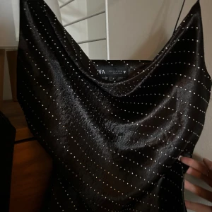 Zara topp - Ass snygg fest topp från zara som är helt oanvänd,säljer då den är aning för stor!! Passar både S och M💞 nypris 379kr