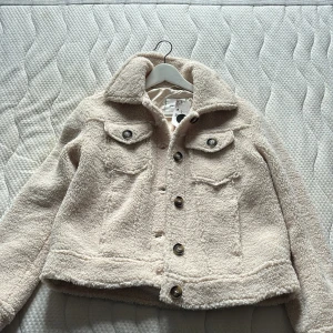 Fleecejacka  - Beige fleecejacka från Pimkie, köpt på ASOS  Helt oanvänd med tagg Storlek M men är som en S