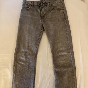 Levis 551 grå  - Säljer mina grå Levis 551 då de blivit för korta för mig. Skick 8/10. Kan gå ner i pris vid snabb affär 