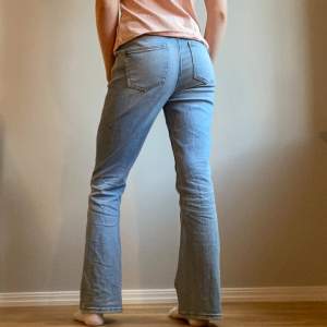 Midwaist bootcut jeans från Gina Young. Jättefina jeans som kommit till användning mycket men är fortf i väldigt bra skick! Säljer då jag föredrar lågmidjade jeans, men man kan vika ner dem vilket jag gjort ngra ggr.