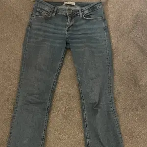 Jeans zw bootcut låg midja jeans från zara, blå strl 36 