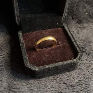 Guld ring (GULDPLÄTERAT) (1,8CM) (KONTAKTA GÄRNA MIG OM DU UNDRAR NÅGOT)
