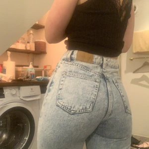 Monki jeans - Snygga wide leg jeans från monki. Dom har en stentvättade ljusblå färg och är i storlek 34. Dom är lite långa för mig som är 158cm lång därav slitningen på bild 3. Men annars i väldigt bra skick💞💞