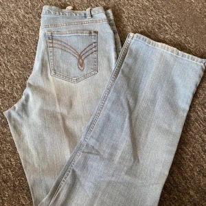 lowwaist vintage jeans - ljusblå lowwaist vintage jeans från märket port louis❤️ midjemått: 84-94cm, längd 108cm❤️