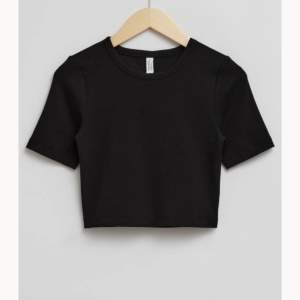 En svart kroppad T-shirt från hm, liknar den på bilden (lånad bild), väldigt liten i storlek 