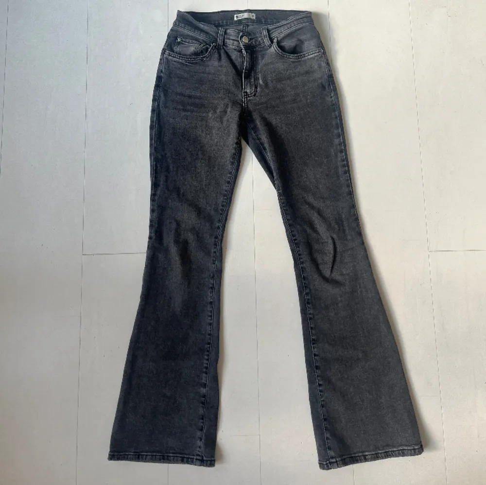 Säljer mina så snygga lowwaist ginatricot jeans!💗Nypris 499kr och jag säljer för 399kr.. Jeans & Byxor.