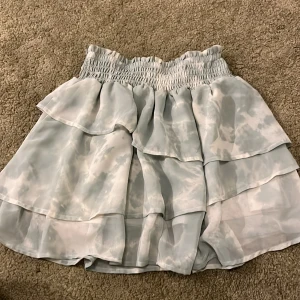 Grön vit kjol - Säljer en fin kjol som är perfekt till sommaren🤍💚Den ser rätt så blå ut på bilden men den är grön. Säljer pågrund av att den Inte är min stil längre. Gott skick!