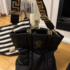 Versace väska för 650kr