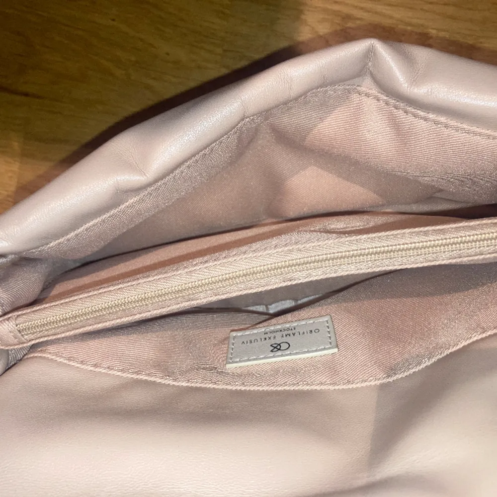 Jätte snygg rosa handväska. Har använt typ 4 gånger. Gillar den väldigt mycket men behöver pengar. . Väskor.
