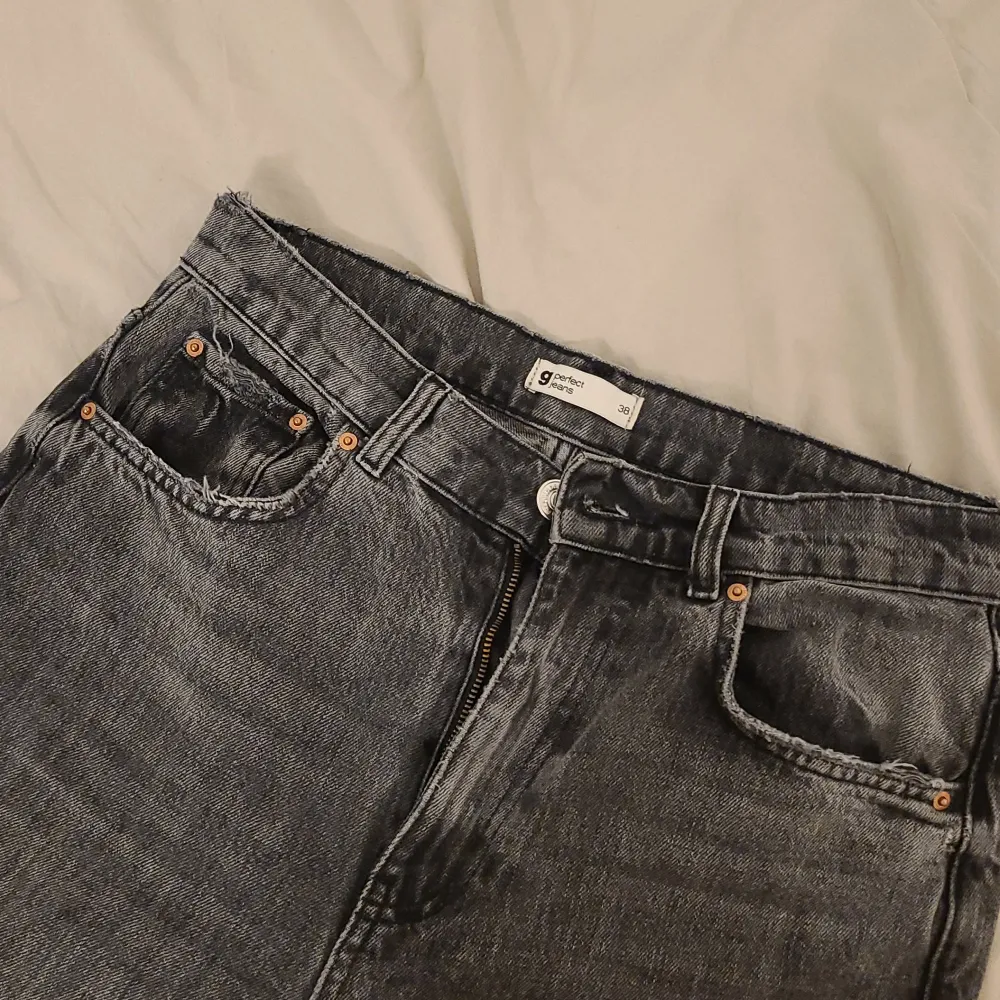 Gråa jeans från Ginatricot! Raka i modellen och ganska high waist. Bra skick, endast lite slitna längst ner på benen! Storlek 38/Medium⚡️. Jeans & Byxor.