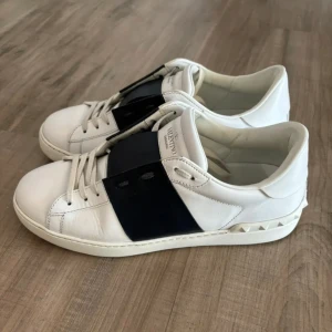 Valentino Open -  Feta Valentino Opens. Storlek 44. Riktigt bra kvalite som nya bara lite smutsiga 9/10. 😁 Nypris 7200 kr mitt pris 3000 kr inget OG medföljer därav priset! 🤝 Går även att diskuteras vid snabb affär. Tveka inte på höra av dig vid minsta intresse