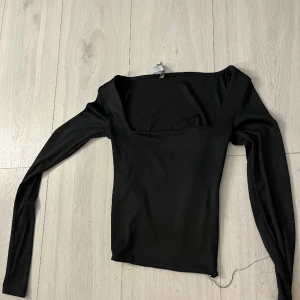 Fyrkanturingad tröja - Denna tröja är väldigt fin och stretchbar, väldigt elastiskt material. Lite kort så man visar magen lite men inte extremt mycket