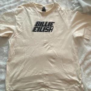 Blohsh t-shirt, Billie Eilish  - Säljer denna Billie Eilish t-shirt med Blohsh tryck från H&Ms 2020 kollektion💓 Oversized, fint skick.