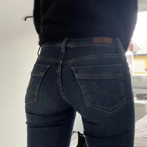 Lågmidjade LTB Valerie jeans - Lågmidjade flare Ltb Valerie jeans som säljs då jag har för många liknande. Skriv för fler bilder/frågor om mått eller liknande!