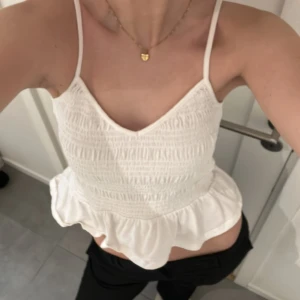 Vit topp - Jättefint vitt linne från even&odd. Står  ingen storlek men tror det är storlek XS eller S. Knappt använd och inga defekter. Skriv för frågor eller pris💕🫶