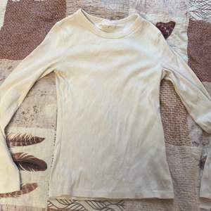Vit långärmad tröja från Bik Bok, använt få gånger. 
