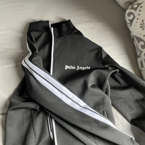 Palm Angeles Zip Up - Nyskick, aldrig använt har haft den i garderob nån månad nu och börjar fundera på att  sälja den för att den är för stor. Pris diskuteras. Tveka inte av att göra av dig!