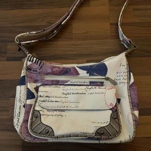 Veturini väska - Vintage Veturini väska, rymlig och stor så du får plats med det mesta, super snygga detaljer och väskan är i läder material!