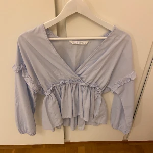 Blå blus Zara - Blå jättesöt blus från zara!🎀💕