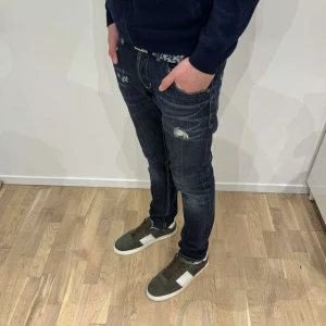 Dondup Jeans  - Tja Säljer ett par dondup jeans i modellen SAM | Passformen är straight/slim | modellen är 185 | Storlek 33 | Nypris 2800kr | Superfint skick | Hör gärna av er för fler bilder eller vid funderingar!🇮🇹👖