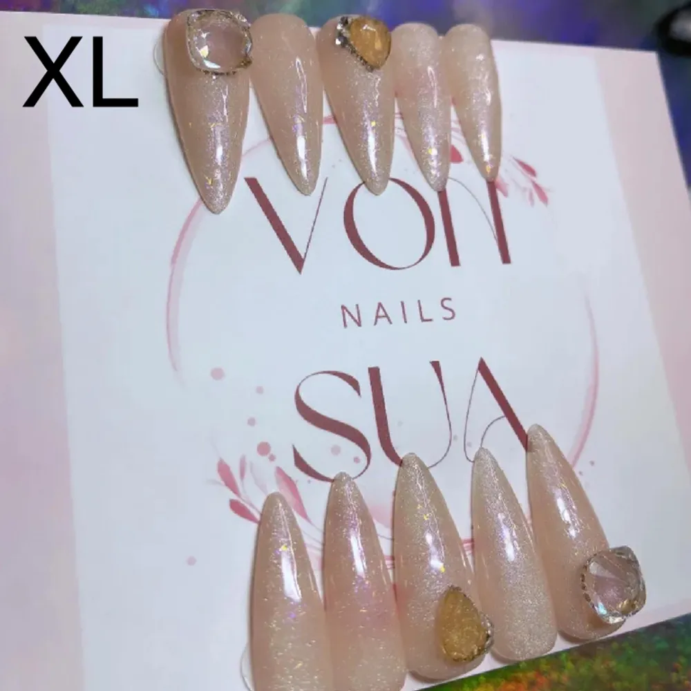 Products that i use on the nails are from a Scandinavian gel polish brand and also Korean gel polish brands. Theres crystals and stickers that are very good quality too! :)!  Style of nail tips: Long Stiletto Size: 19mm,17mm,18mm,16mm15mm (XL). Accessoarer.