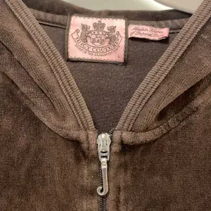 Vintage Juicy Couture hoodie i storlek L. Passar på mig som vanligtvis har storlek XS och är 158cm lång. Tröjan är i bra skick och har inga slitningar eller hål. Kan gå ner i pris vid snabb affär💞