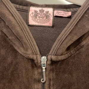 Vintage Juicy Couture - Vintage Juicy Couture hoodie i storlek L. Passar på mig som vanligtvis har storlek XS och är 158cm lång. Tröjan är i bra skick och har inga slitningar eller hål. Kan gå ner i pris vid snabb affär💞