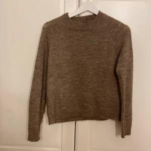 Brun stckkad tröja - Superfin brun stickad tröja. Använder inte pga köpt fel färg. Storlek xxs men passar xs också. I perfekt skick